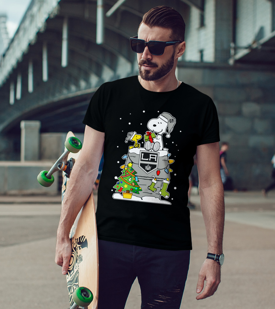 Los Angeles Kings Snoopy And Woodstock Christmas Gift Scene T-Shirt