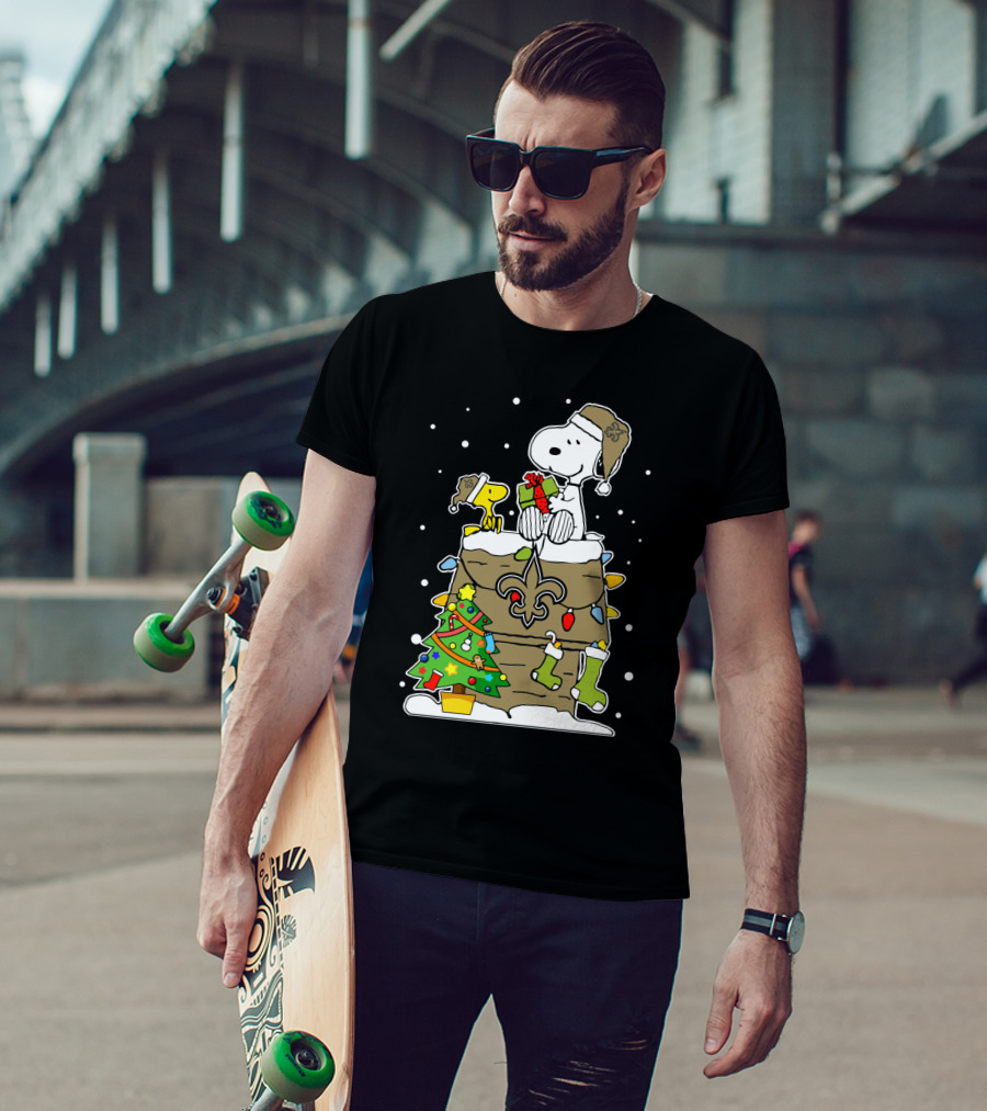 New Orleans Saints Snoopy Christmas Gift Decor With Doghouse And Stockings T-Shirt