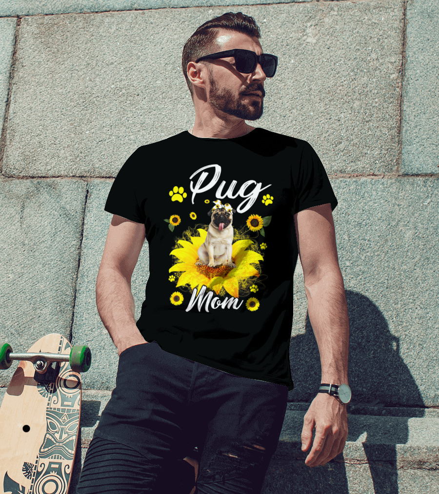 Pug Mom Sunflower Dog Paw Graphics T-Shirt