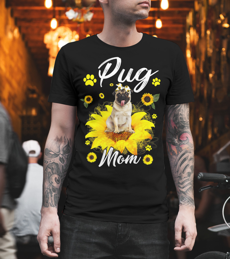 Pug Mom Sunflower Dog Paw Graphics T-Shirt
