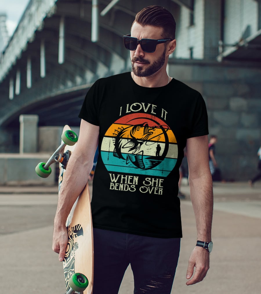 I Love It When She Bends Over Vintage Fishing Lover Retro Sunset T-Shirt