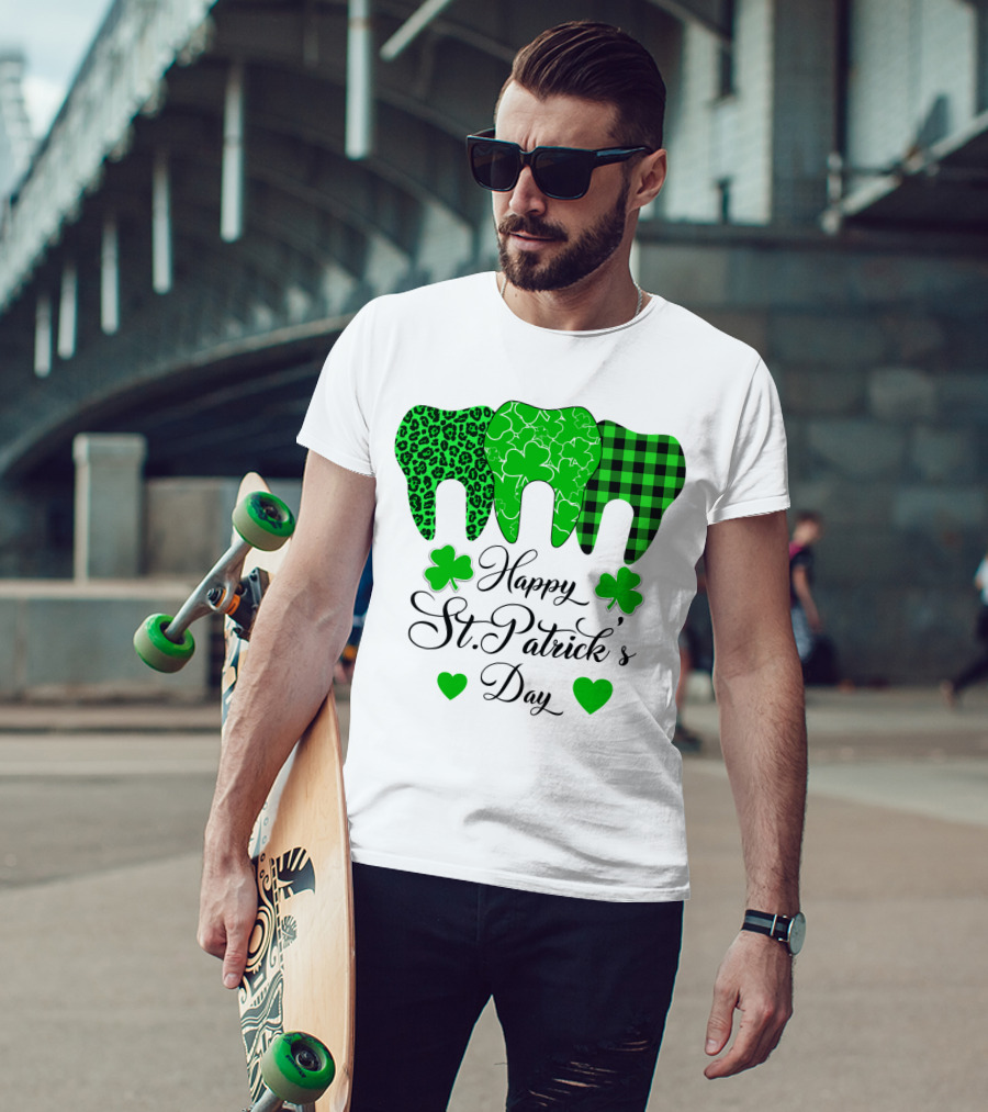 Happy St Patrick's Day Funny Dentist Clover Tooth T-Shirt