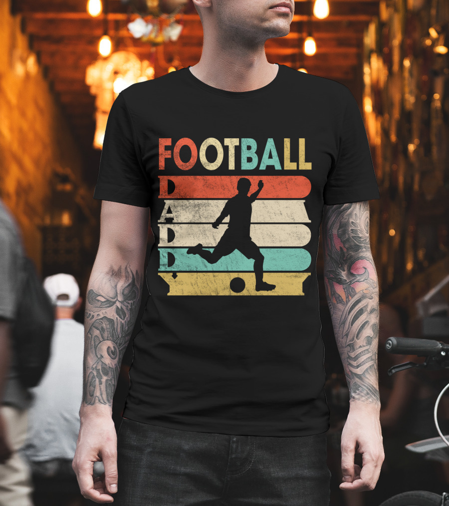 FOOTBALL DADDY Vintage Silhouette Soccer Kicking Retro Stripes T-Shirt