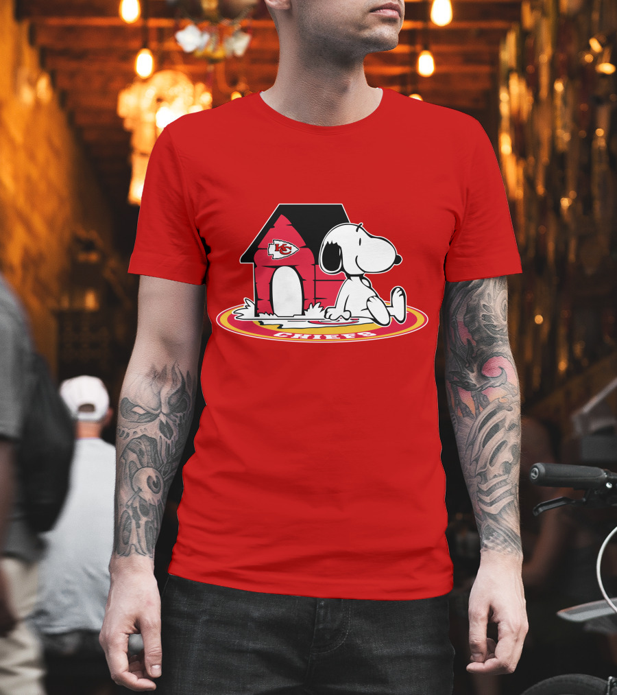 Kansas City Chiefs Snoopy Doghouse Football Fan Forever T-Shirt