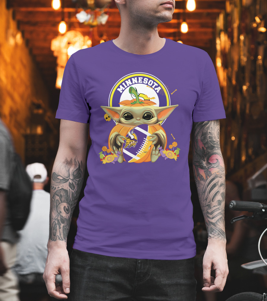 Halloween Pumpkin Baby Yoda Minnesota Vikings Hug T-Shirt