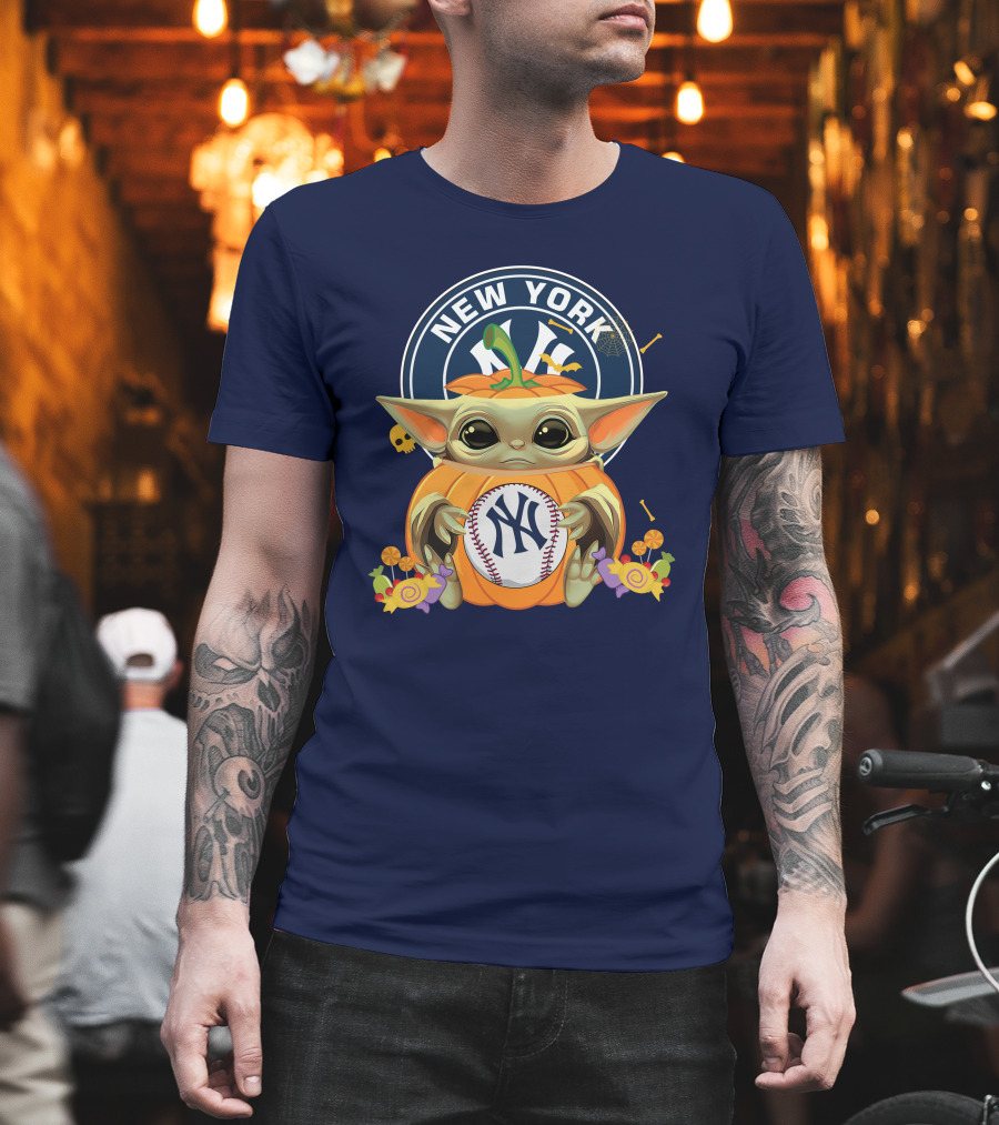 Halloween Pumpkin Baby Yoda Holding New York Yankees Baseball T-Shirt