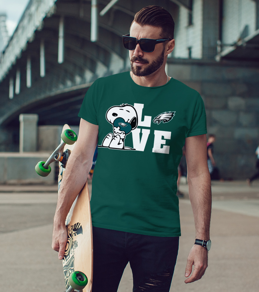 Snoopy Love Philadelphia Eagles Emblem Lve T-Shirt