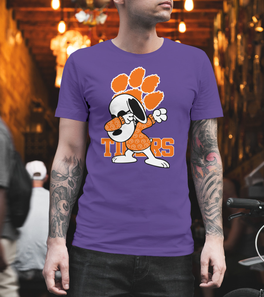 Snoopy Dabbing Clemson Tigers Paw Prints T-Shirt