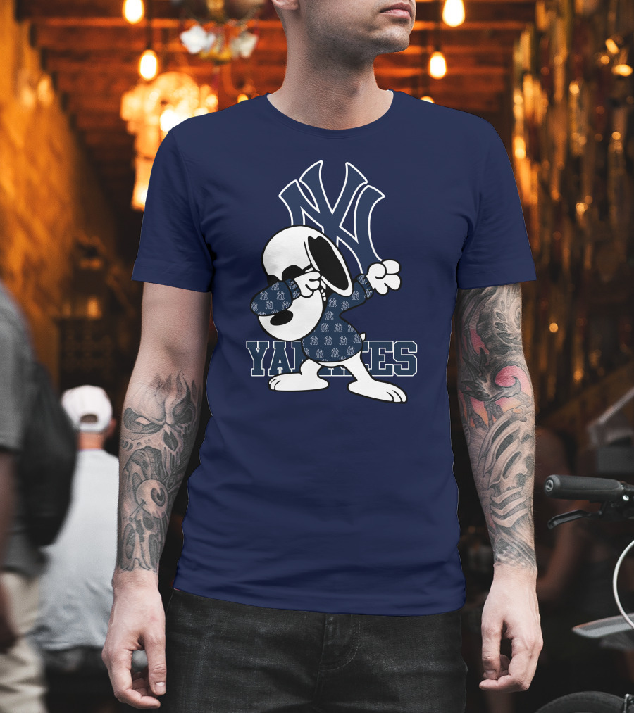 Snoopy Dabbing New York Yankees Logo Yankees T-Shirt