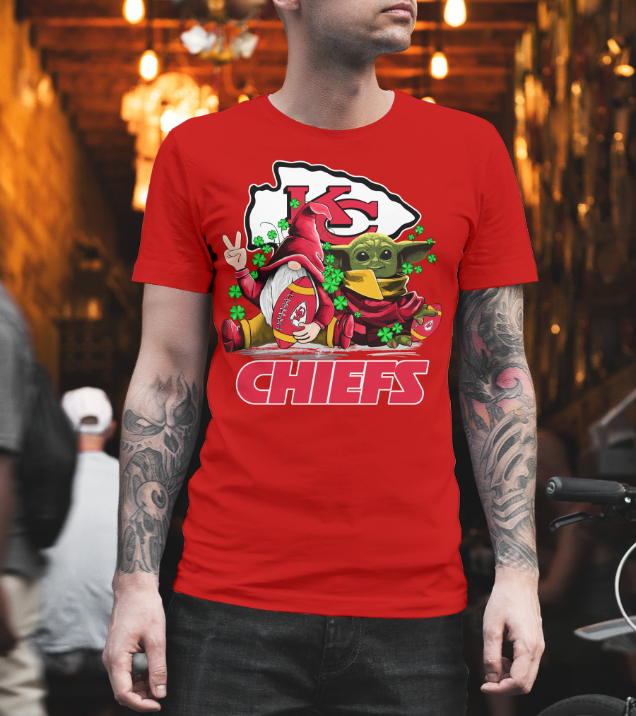 Kansas City Chiefs Leprechauns Gnomes Baby Yoda Hug T-Shirt