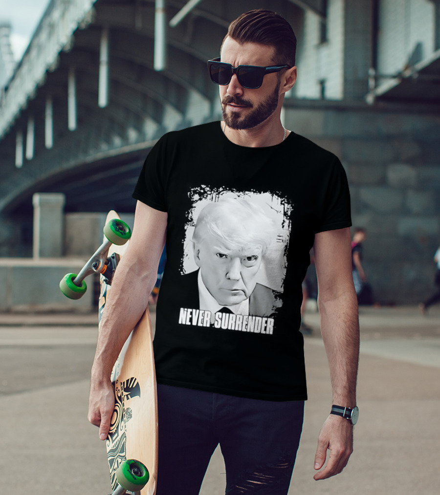 Never Surrender Donald Trump Black And White T-Shirt