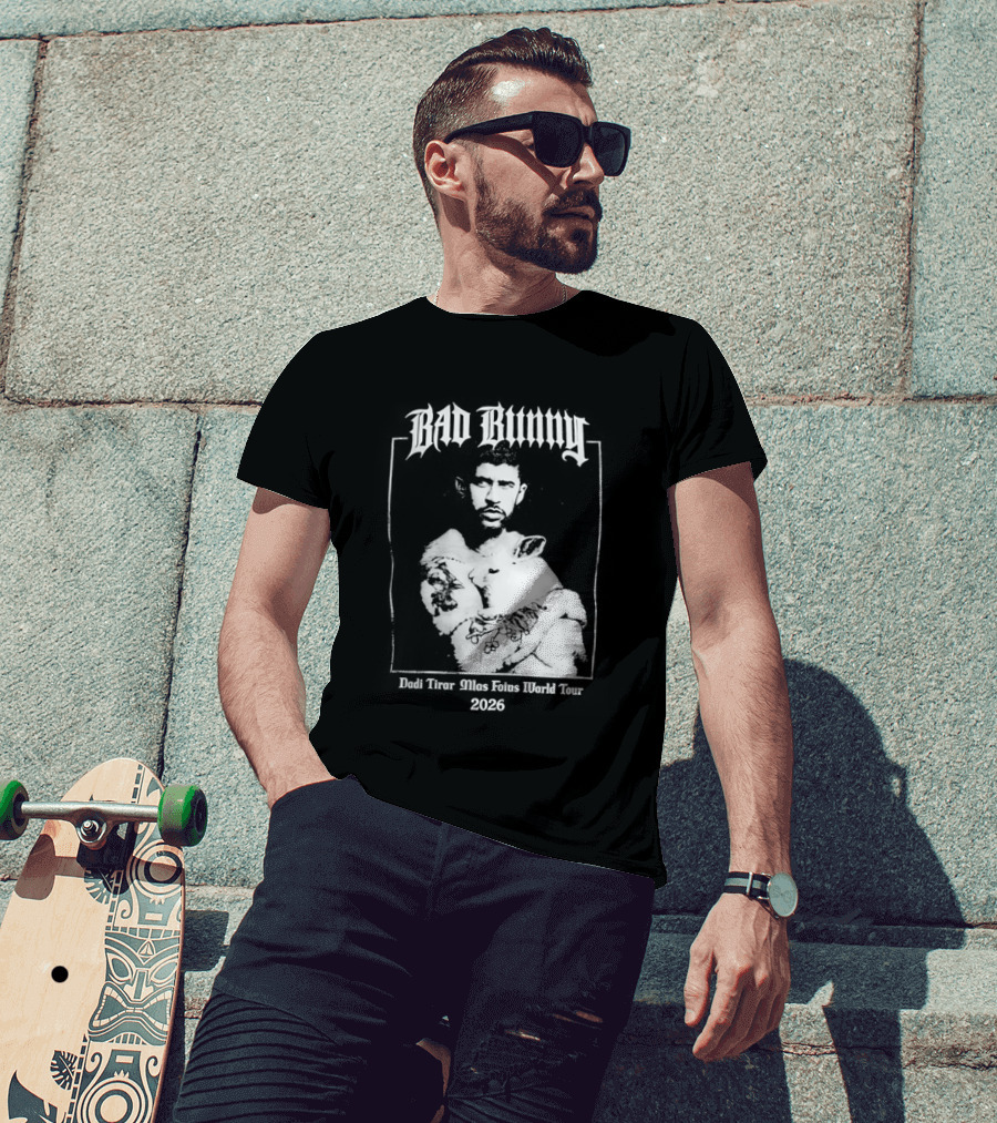 Bad Bunny Hugging Bunny Debi Tirar Mlas Fotos World Tour 2026 T-Shirt