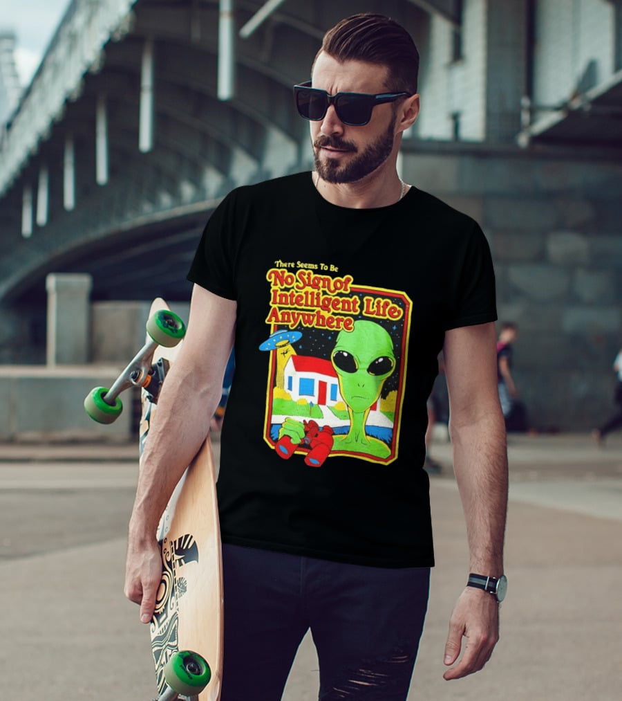 There Seems To Be No Sign Of Intelligent Life Anywhere Alien Green Martian Binoculars Retro Comic T-Shirt
