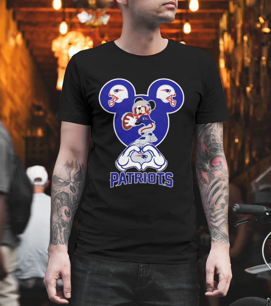 New England Patriots Mickey Mouse Helmet Heart Hands T-Shirt