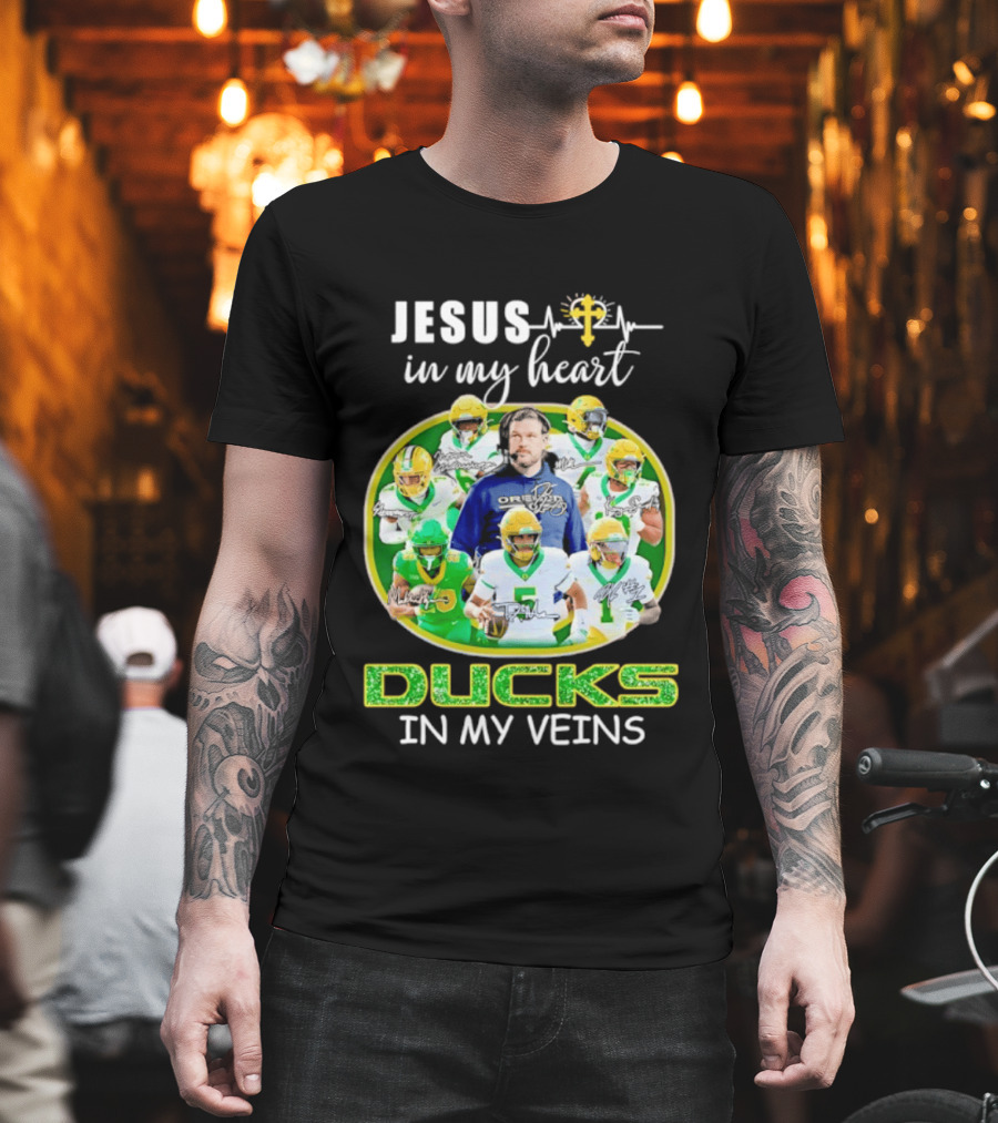 Jesus in My Heart Oregon Ducks in My Veins Football Players Signatures T-Shirt