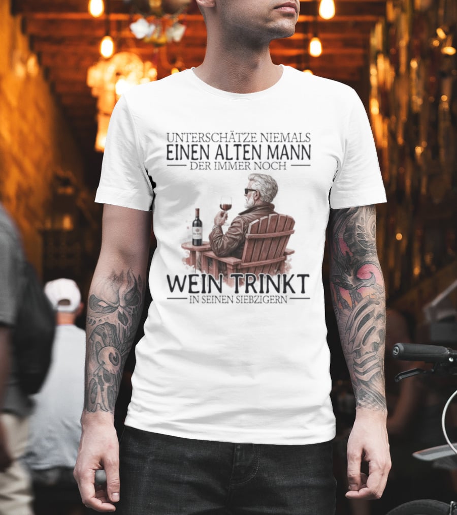 Unterschätze Niemals Einen Alten Mann Der Immer Noch Wein Trinkt In Seinen Siebzigern T-Shirt