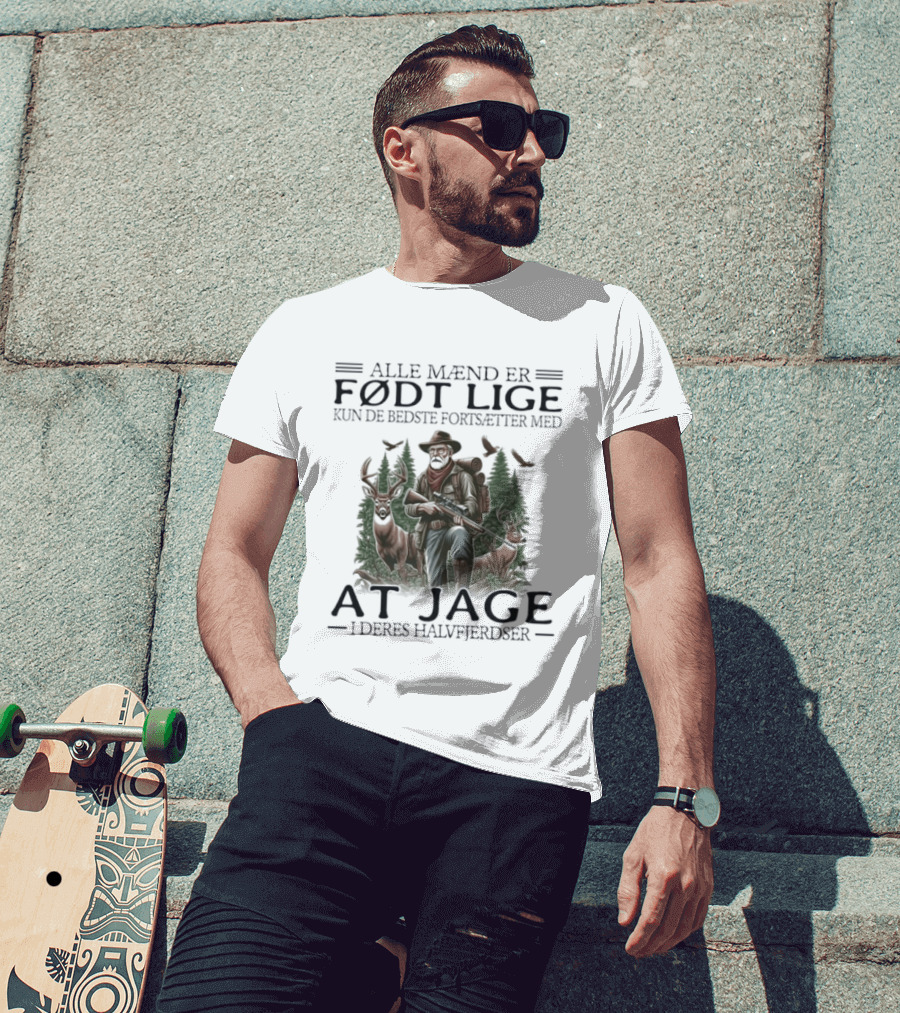 Alle Mænd Er Født Lige Kun De Bedste Fortsætter Med At Jage I Deres Halvfjerdser T-Shirt