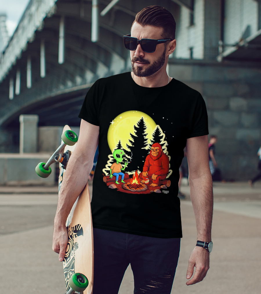 Bigfoot And Alien Campfire Night Under Full Moon T-Shirt