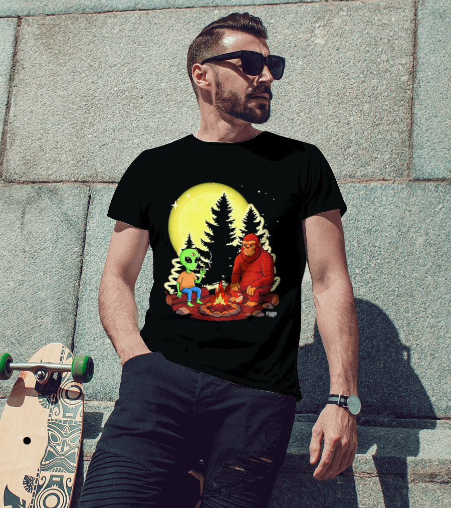 Bigfoot And Alien Campfire Night Under Full Moon T-Shirt