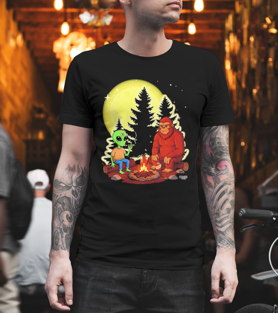 Bigfoot And Alien Campfire Night Under Full Moon T-Shirt