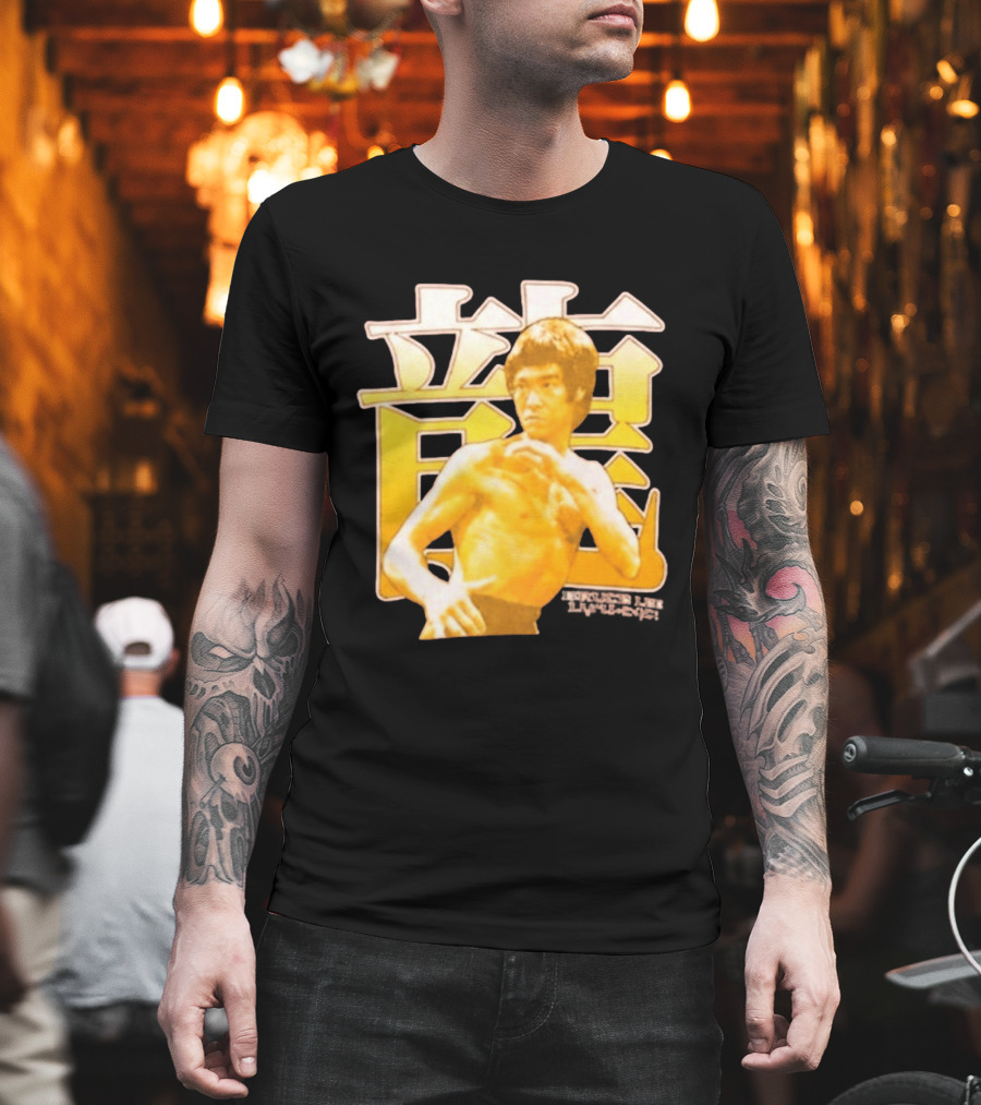 Bruce Lee Iconic Martial Arts Pose Chinese Characters T-Shirt