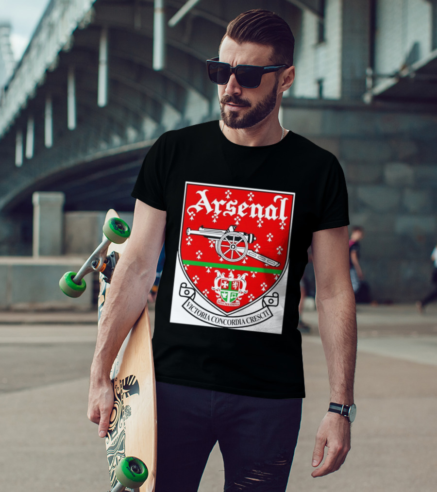 Arsenal FC Victoria Concordia Crescit Deus Per Omnia Crest Featuring Classic Cannon And Shield T-Shirt