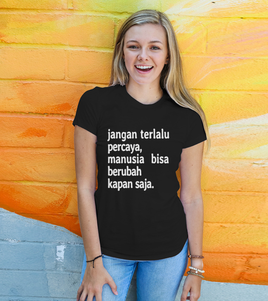 Jangan Terlalu Percaya Manusia Bisa Berubah Kapan Saja Bold Motivational T-Shirt