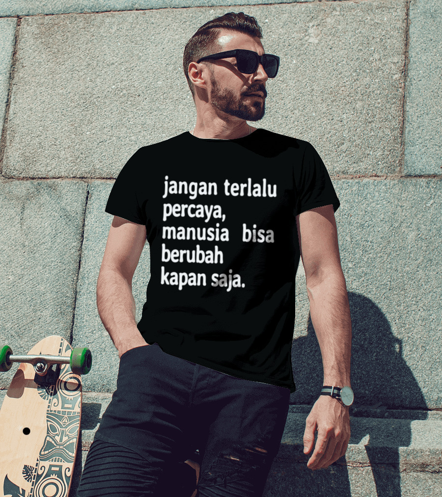 Jangan Terlalu Percaya Manusia Bisa Berubah Kapan Saja Bold Motivational T-Shirt