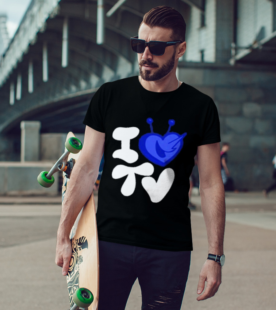 Paperboxmart I Love TV Blue Heart Antenna T-Shirt