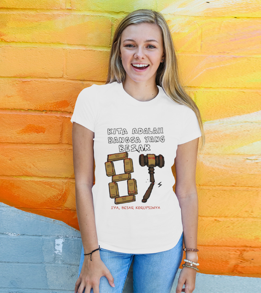 Kita Adalah Bangsa Yang Besar Iya Besar Korupsinya Gold Bars And Gavel T-Shirt