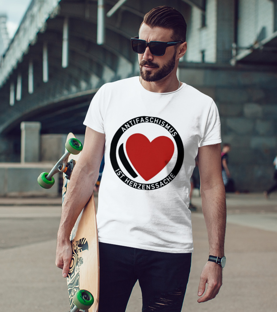 Antifaschismus Ist Herzenssache Symbol Rotes Herz Antifa T-Shirt