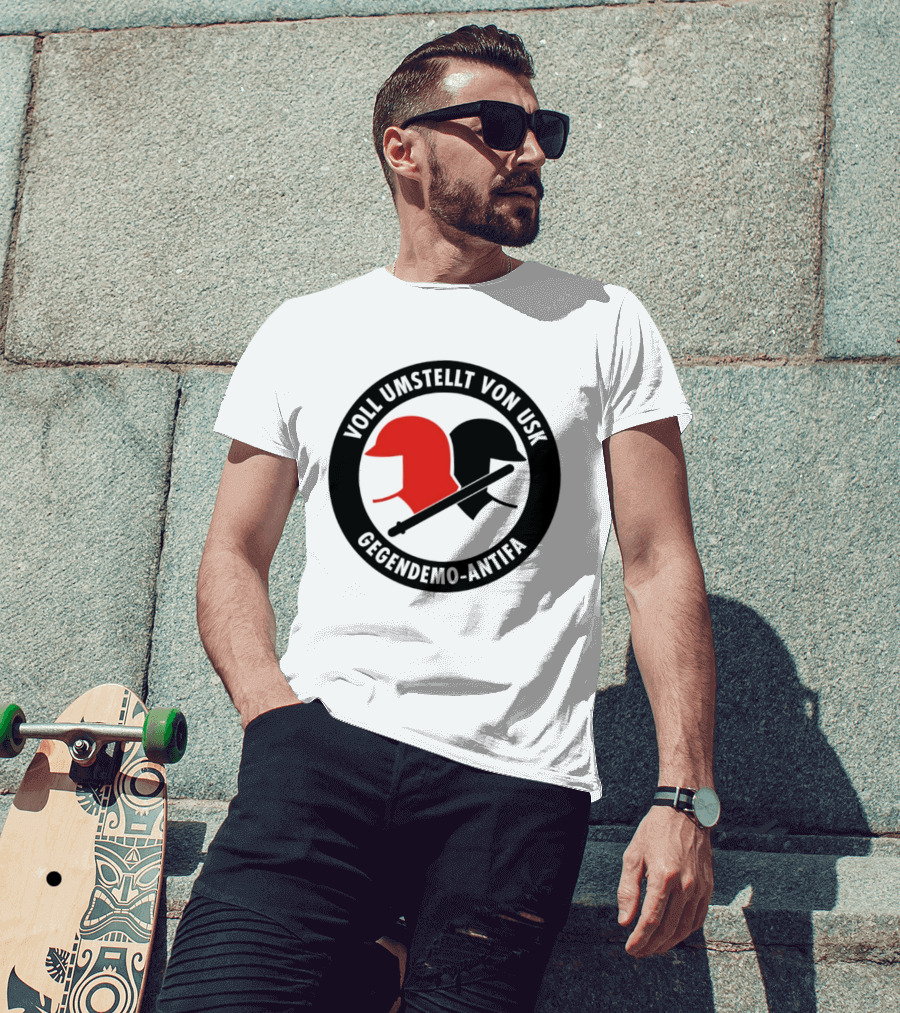 Voll Umstellt Von USK Gegendemo Antifa Helmet T-Shirt