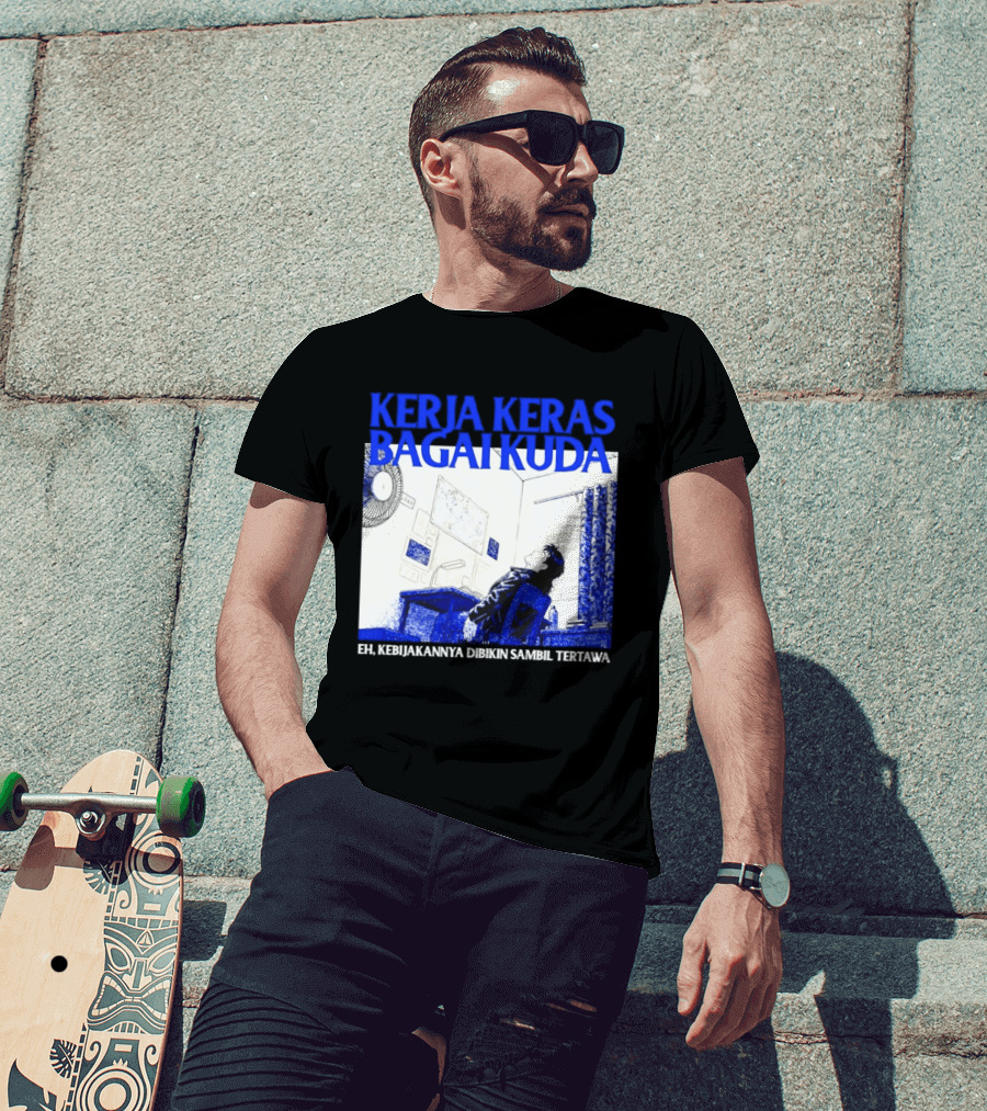 Kerja Keras Bagai Kuda Eh Kebijakannya Dibikin Sambil Tertawa Komik Pria Duduk Meja Dan Layar T-Shirt