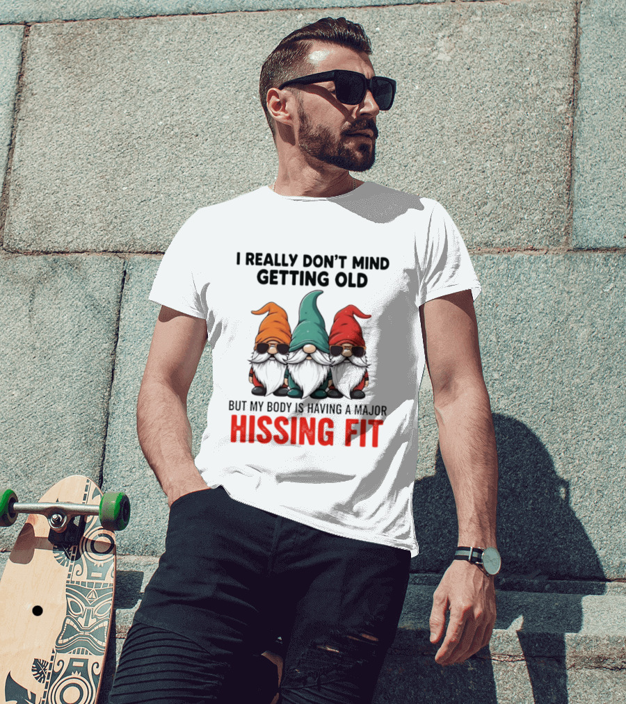 I Really Don't Mind Getting Old Gnome Christmas But My Body Is Having A Major Hissing Fit T-Shirt