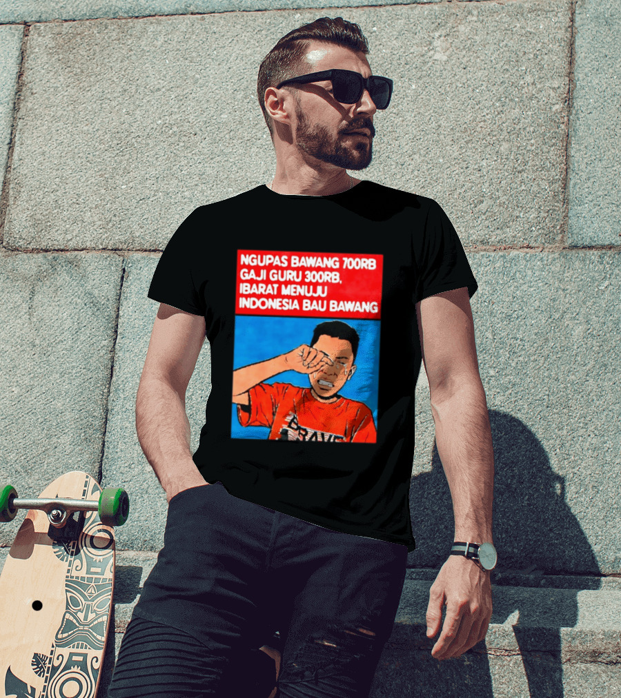 Ngupas Bawang 700rb Gaji Guru 300rb Ibarat Menuju Indonesia Bau Bawang T-Shirt