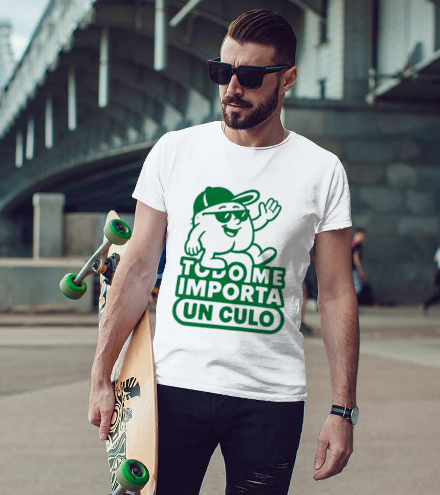 Todo Me Importa Un Culo Caracter Con Gafas Y Gorra Verde T-Shirt