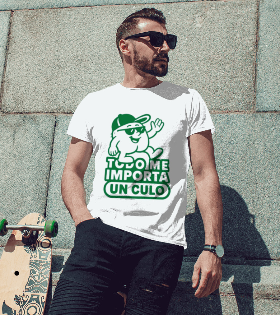Todo Me Importa Un Culo Caracter Con Gafas Y Gorra Verde T-Shirt