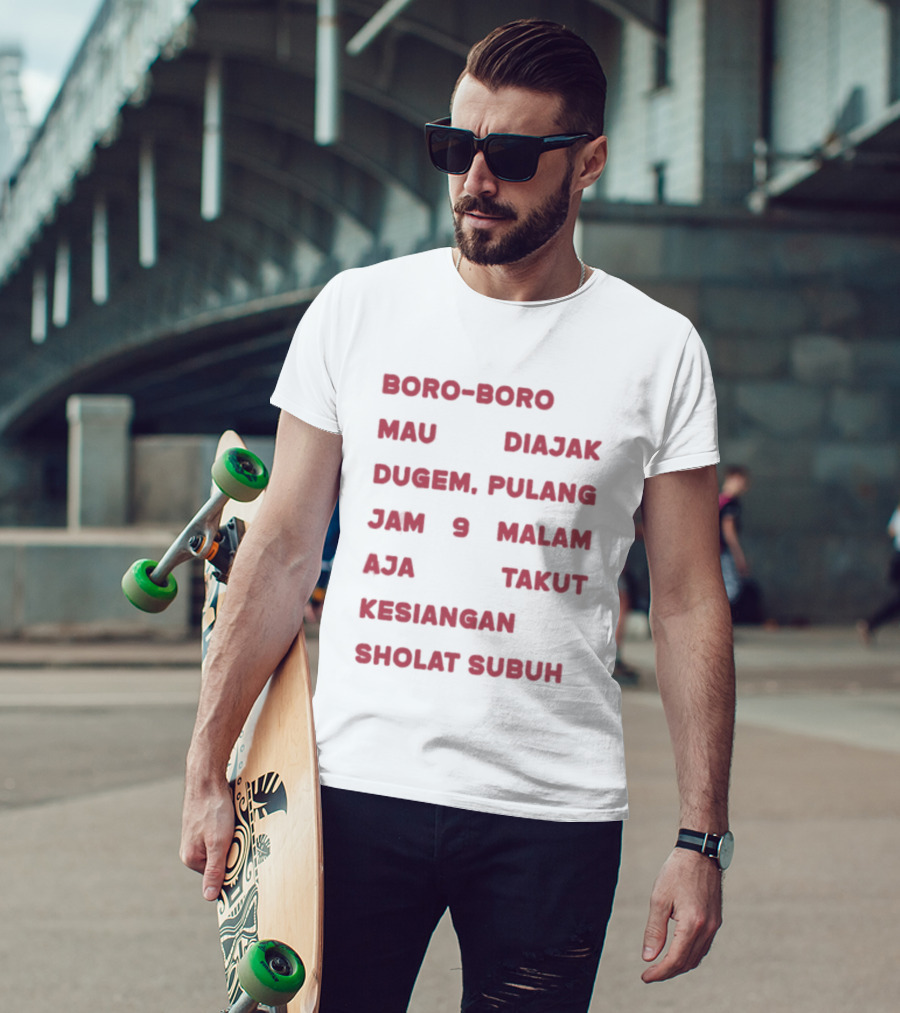 Boro Boro Mau Diajak Dugem Pulang Jam 9 Malam Aja Takut Kesiangan Sholat Subuh Viral Phrase Indonesia T-Shirt