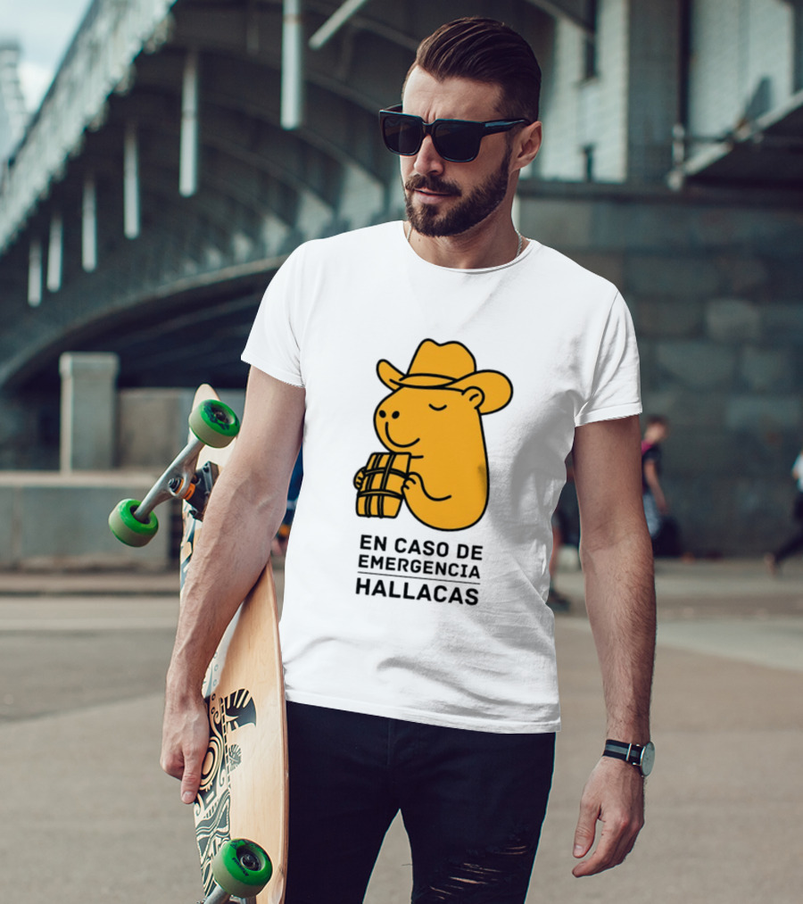 En Caso De Emergencia Hallacas Capybara Cowboy Hat T-Shirt