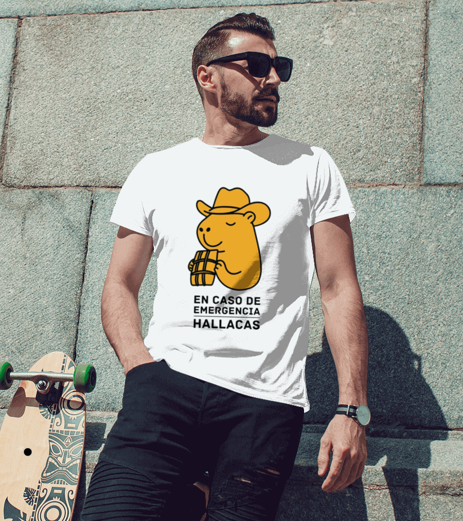 En Caso De Emergencia Hallacas Capybara Cowboy Hat T-Shirt