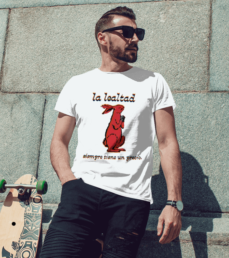 La Lealtad Siempre Tiene Un Precio Conejo Rojo T-Shirt