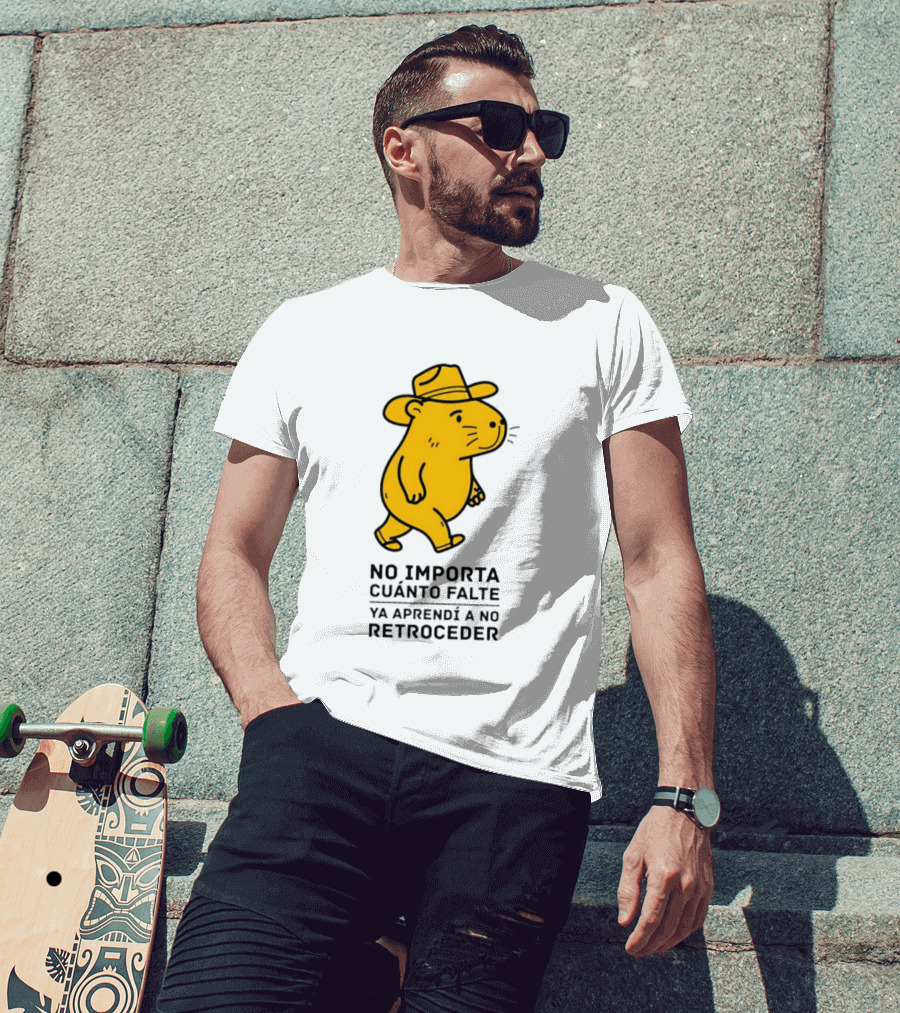 Capybara No Importa Cuánto Falte Ya Aprendí A No Retroceder Sombrero Amarillo T-Shirt