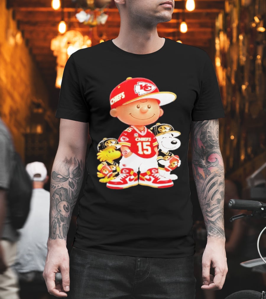 Peanuts Chiefs Patrick Mahomes Football Kansas City Charlie Brown Snoopy Woodstock T-Shirt