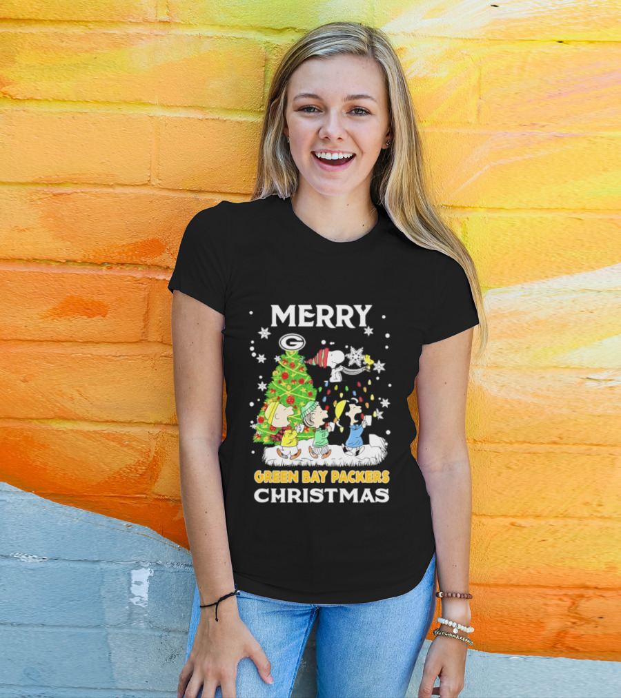 Merry Green Bay Packers Peanuts Christmas Caroling With Snoopy And Woodstock T-Shirt