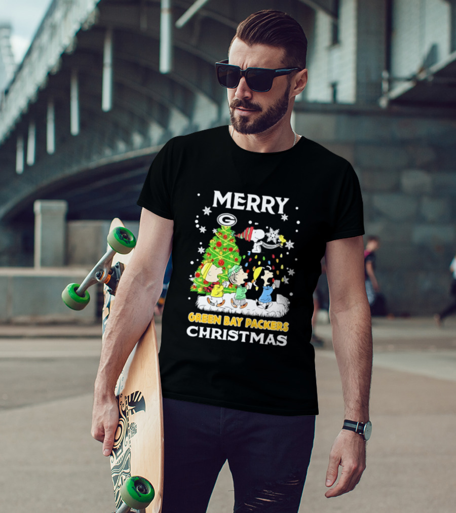Merry Green Bay Packers Peanuts Christmas Caroling With Snoopy And Woodstock T-Shirt