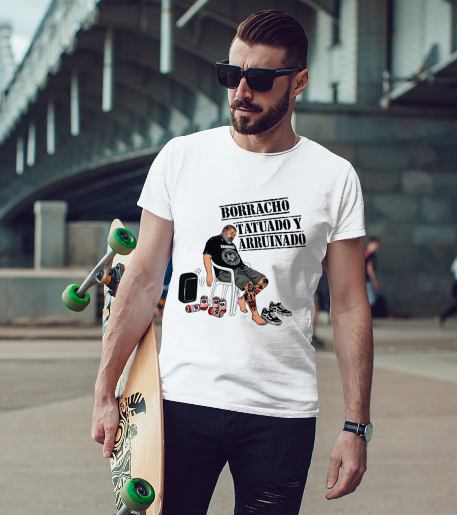 Borracho Tatuado Y Arruinado Hombre Con Pierna Tatuada Y Botellas Vibrando T-Shirt