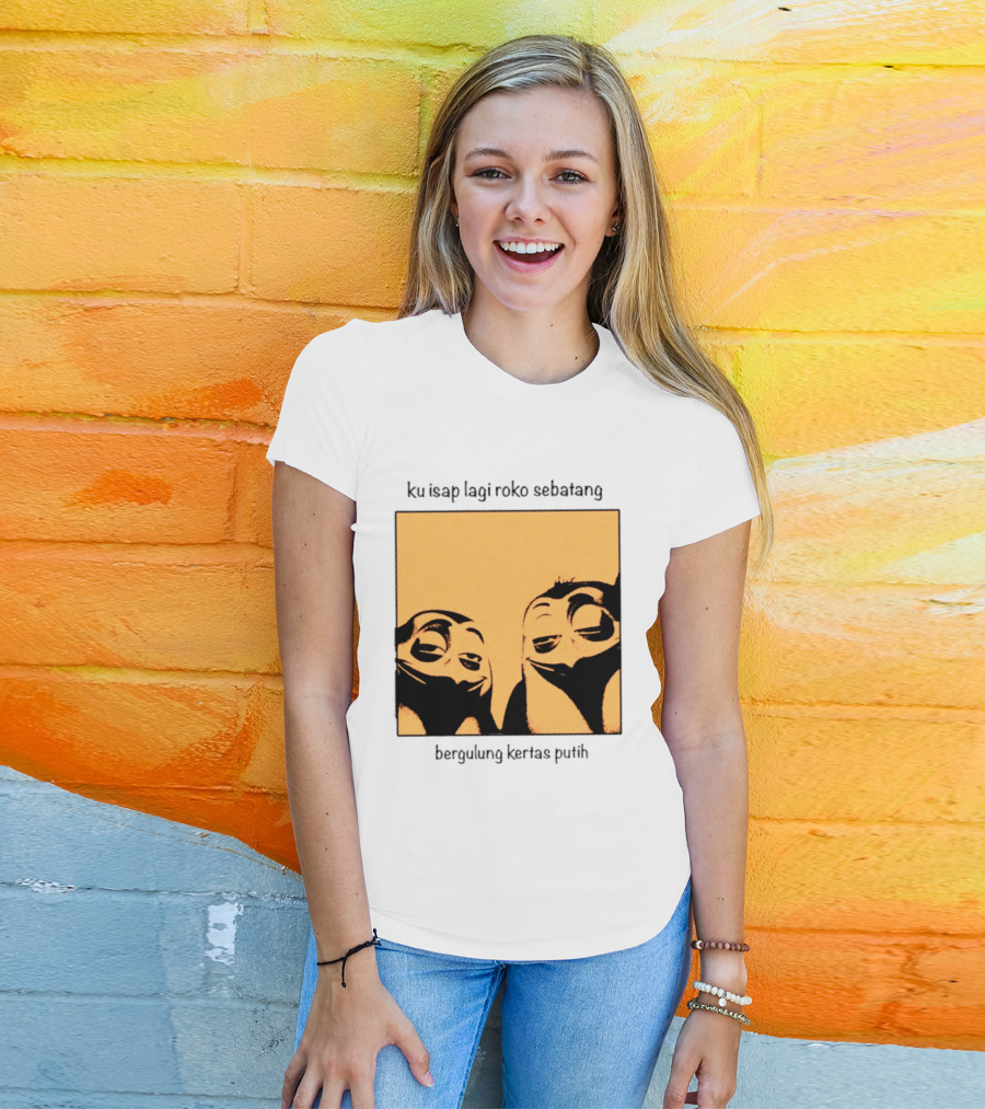 Ku Isap Lagi Roko Sebatang Bergulung Kertas Putih Private Kowalski T-Shirt