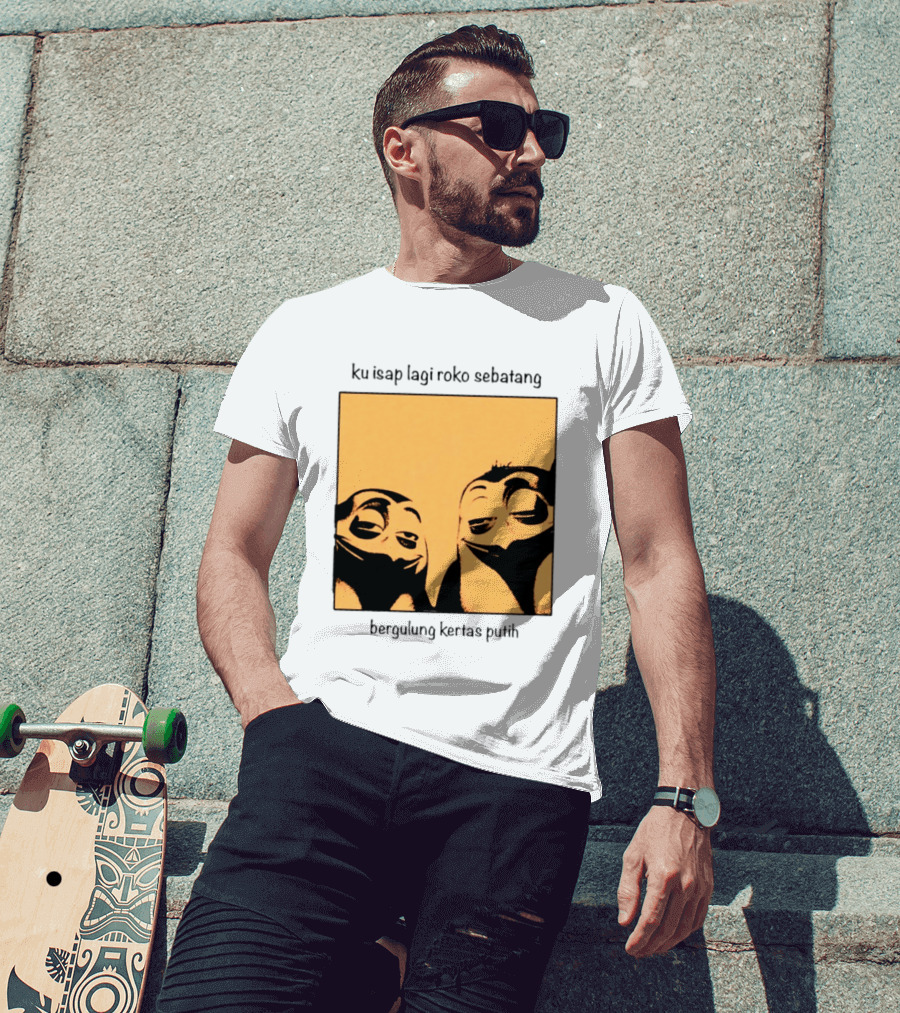 Ku Isap Lagi Roko Sebatang Bergulung Kertas Putih Private Kowalski T-Shirt