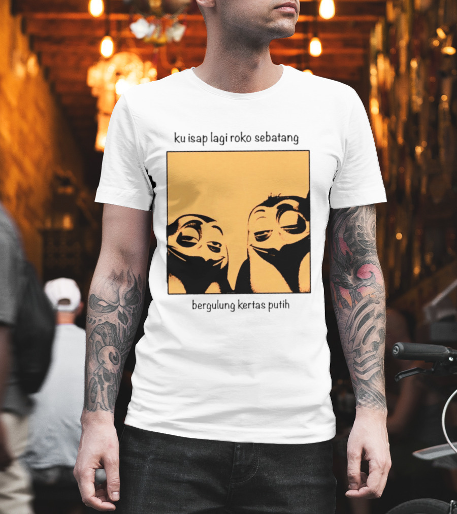 Ku Isap Lagi Roko Sebatang Bergulung Kertas Putih Private Kowalski T-Shirt