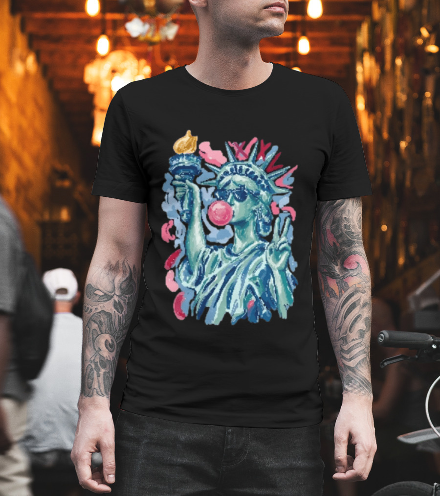 Statue Of Liberty With Bubble Gum And Peace Sign For 4th Of July T-Shirt